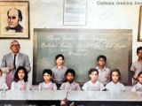 Biblioteca Escolar "Maestro Félix Eduardo Acuña Ruiz", Escuela Estadal "Simón Rodríguez", Guarenas, década de 1970. Reconocimiento a los Buenos Lectores del 4to. Grado "A" con el Profesor Mariano Escobar (Bibliotecario). Reconocemos sentadas en segundo y tercer puesto a las alumnas Sahori Alliegro y Bergamo; de pie el alumno Félix Acuña Vera.