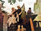 Carnavales artísticos de Guarenas, calle Ambrosio Plaza frente a la Plaza Bolívar, al fondo la Iglesia Nuestra Señora de Copacabana ya remodelada, década de 1960. Fotografía restaurada y coloreada digitalmente por Campanario Urbano.