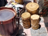 Los tambores de la Parranda de San Juan, tales como el redoblante, la prima y el cruzao, son instrumentos representativos de esta manifestación religiosa y cultural.