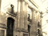 Calle Ambrosio Plaza frente a la Iglesia Nuestra Señora de Copacabana, década 1950.