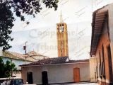 Esquina de las calles Ambrosio Plaza y Real, Plaza Bolívar de Guarenas, año 1960 durante la construcción de la nueva torre del campanario.