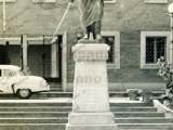 Antiguo segmento de la calle Real de Guarenas, década 1950. Hoy en día este segmento de la calle no existe, siendo parte de la Plaza Bolívar. Al fondo, las instalaciones del Concejo Municipal del Distrito Plaza (hoy Alcaldía del Municipio Plaza).