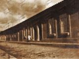 Antiguo segmento de la calle Real de Guarenas, década 1940. Hoy en día este segmento de la calle no existe, siendo parte de la Plaza Bolívar. Al fondo, la esquina de la calle Ambrosio Plaza. Al centro la antigua casa donde hoy se encuentran las instalaciones de la Alcaldía del Municipio Plaza (antes Concejo Municipal del Distrito Plaza). A la derecha, la hoy sede de la Casa de la Cultura Antonio María Piñate.