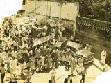 Calle Régulo Fránquiz durante una manifestación política del año 1958. Se observa que para esa época la calle era usada en sentido oeste para ascender por Los Almendrones desde La Llanada hacia el Pueblo Arriba.