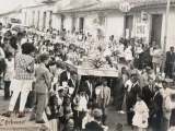 Procesión de la Virgen de Copacabana de Guarenas, calle Régulo Fránquiz, justo antes de descender por la Bajada de Los Almendrones, final década 1950.