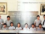 Biblioteca Escolar "Maestro Félix Eduardo Acuña Ruiz", Escuela Estadal Concentrada "Simón Rodríguez", Guarenas, década de 1970. Reconocimiento a los Buenos Lectores del 6to. Grado "B". De pie, izquierda a derecha: Profesor Mariano Espinoza (Bibliotecario), alumnos Raúl Fausto Carrero y Gilberto Carvallo, Profesor César de Jesús Peralta (Subdirector). Sentados, izquierda a derecha: Jesús Robles Linares, Rubén Antonio Milano López, Aimara Pérez, Flor María Fausto Carrero, Irene América Jiménez Parra, Ricardo Campos.