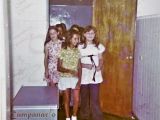 Inauguración de la Biblioteca Escolar Félix Eduardo Acuña, Escuela Estadal Simón Rodríguez, sector El Parque de Guarenas, década 1970. En la fotografía, las estudiantes Olivia Zapata, Milagros Ripoll y Alicia González Ponce.