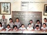 Biblioteca Escolar "Maestro Félix Eduardo Acuña Ruiz", Escuela Estadal "Simón Rodríguez", Guarenas, década de 1970 en su recién construida sede de El Parque.
Profesor Mariano Escobar (Bibliotecario).
Algunos de los Buenos Lectores del 3er. Grado "C": El alumno Escobar, Raquel Nieves, Aracelis Blanco, Yuraima Blanco, Miriam Blanco, Luisa y Nuvia.
Fotografía restaurada y coloreada digitalmente por Campanario Urbano.