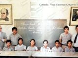 Biblioteca Escolar "Maestro Félix Eduardo Acuña Ruiz", Escuela Estadal "Simón Rodríguez", Guarenas, década de 1970 en su recién construida sede de El Parque.
Buenos Lectores del 6to. Grado "B".
De pie, izquierda a derecha: Profesor Mariano Escobar (Bibliotecario), alumnos Raúl Fausto Carrero y Gilberto Carvallo, Profesor César de Jesús Peralta (Subdirector).
Sentados, izquierda a derecha: Jesús Robles Linares, Rubén Antonio Milano López, Aimara Pérez, Flor María Fausto Carrero, Irene América Jiménez Parra, Ricardo Campos.
Fotografía restaurada y coloreada digitalmente por Campanario Urbano.