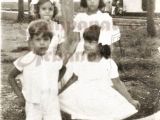 Atavíos utilizados en la Guarenas de antaño. Plaza Bolívar, año 1949. Al fondo, la calle Bolívar.
