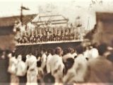 Atavíos utilizados en la Guarenas de antaño. Procesión del Santo Sepulcro, esquina de las calles Comercio con Ayacucho, década 1930