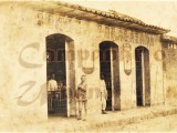 Botica Copacabana, en el número 21 de la calle Comercio de Guarenas, año 1916. Al lado se aprecia parcialmente tienda La Mina.