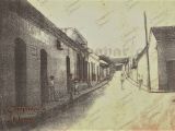 Esquina de las calles Ambrosio Plaza y Real, frente a la Plaza Bolívar de Guarenas, década de 1940. La calle Ambrosio Plaza podría considerarse una calle prima de Guarenas.
