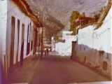Calle Ambrosio Plaza en el Pueblo Arriba de Guarenas, año 1980. Al fondo, la esquina de la calle 5 de julio, muy cerca de donde estuvo ubicada la sede de la Escuela Federal Graduada "Ambrosio Plaza"