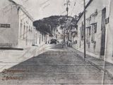Calle Bolívar de Guarenas, década de 1950, siendo utilizada en sentido sur para ascender longitudinalmente el Pueblo Arriba. Se observa la esquina de la calle Colón. La calle Bolívar se considera la calle prima de Guarenas.