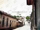 Calle Real de Guarenas, década 1930. Al fondo la intersección de las "prima" calles sur (Real) y norte (nombrada en 1940 como Régulo Fránquiz). Ambas bajadas son conocidas como Carabobo y Los Almendrones.