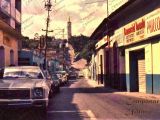 Calle Real o Comercio de Guarenas. Al fondo, Bajadas Carabobo y Los Almendrones. Fotografía del año 1978.
