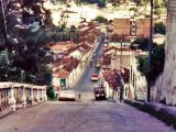 Segmento de la antigua calle Real de Guarenas, conocida como Bajada Carabobo, en donde estuvo la Escuela Federal Graduada Carabobo (solo para niñas). Fotografía del año 1979.