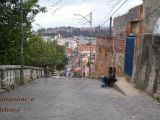 Segmento de la antigua calle Real de Guarenas, conocida como Bajada Carabobo, en donde estuvo la Escuela Federal Graduada Carabobo (solo para niñas). Fotografía del año 2005.