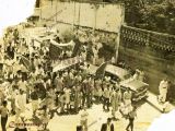 Calle Régulo Fránquiz durante una manifestación política del año 1958. Se observa que para esa época la calle era usada en sentido oeste para ascender por Los Almendrones desde La Llanada hacia el Pueblo Arriba.