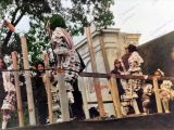 Carnavales artísticos de Guarenas, calle Comercio frente a la Plaza Bolívar, al fondo la Iglesia Nuestra Señora de Copacabana ya remodelada, década de 1960. Fotografía restaurada y coloreada digitalmente por Campanario Urbano.