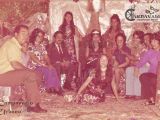 Reina del Carnaval 1970 en su trono y junto a su Corte. Acompañadas de los docentes Pablo Muro, César Peralta, Janet de Carelli, Olga de Hernández, Rita de Leal y Fabiola Vera. Escuela Estadal Simón Rodríguez de Guarenas. Color original.