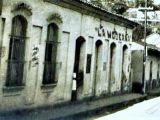 A la derecha, antigua casa del Cine Guarenas, calle Comercio con calle El Parque, década 1920. Al lado, Tienda La Moderna