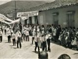 Desfile de los estudiantes de la Escuela Federal Graduada "Ambrosio Plaza" (solo para varones). Plaza Bolívar de Guarenas, año 1955