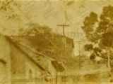 Arriba y al fondo, la casona de la Escuela Federal Graduada Carabobo, exclusiva para hembras. Guarenas, década de 1920.