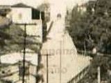 Arriba y al fondo, la casona de la Escuela Federal Graduada Carabobo, exclusiva para hembras. Guarenas, año 1953.