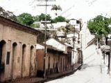Esquina del Cine, calle Comercio con calle El Parque, Guarenas, año 1930. Fotografía restaurada y coloreada digitalmente por Campanario Urbano.