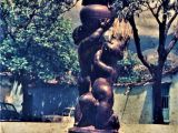Escultura de Amorcillos en la fuente de la Plaza La Candelaria de Guarenas, del escultor Emile Antoine Durenne, elaborado entre 1880 y 1885. Fotografía de 1979.