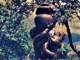 Escultura de Amorcillos que estuvo ubicada en la Plaza del Pueblo Arriba de Guarenas, del escultor Emile Antoine Durenne, elaborado entre 1880 y 1885. Fotografía de 1979.