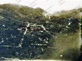 Guarenas, década 1910. Al centro Iglesia La Candelaria y su plaza. Se observan las calles Urdaneta, Andrés Bello y Bermúdez. Al fondo en la montaña se ve la calle 5 de julio en el "Cerro Colorado". Del lado derecho, se observa la bajada Carabobo (calle Comercio), así como la bajada de Los Almendrones (calle Régulo Fránquiz)