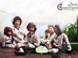 Hermanas García Vera junto a su madre Virginia durante los carnavales de Guarenas de 1959. Virginia vistiendo un atuendo japonés y las hermanas disfraces de colombinas y arlequines. De izquierda a derecha: Xiomara (Pun), Aura Luisa (Wipa), Sandra (Chana), Olimpia (Pico) y Alicia (Chony). 