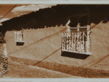 El león de Guarenas, una leyenda parte del imaginario colectivo que con el tiempo se convirtió en un hecho real. Composición fotográfica de la esquina de la torre en la calle 5 de Julio de Guarenas.