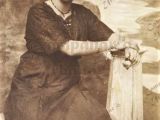 Luisa González, año 1912. Junto a su familia hacía entrega de las cintas milagrosas de Nuestra Señora de Copacabana desde el ventanal de su casa.