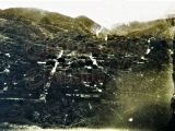Guarenas, década 1910. Al centro Iglesia La Candelaria y su plaza. Se observan las calles Urdaneta, Andrés Bello y Bermúdez. Al fondo en la montaña se ve la calle 5 de julio en el "Cerro Colorado". Del lado derecho, se observa la bajada Carabobo (calle Comercio), así como la bajada de Los Almendrones (calle Régulo Fránquiz)