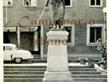Plaza Bolívar de Guarenas, año 1950. Al fondo, Concejo del Municipio Plaza.