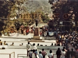 Plaza Bolívar de Guarenas, año 1981. Estatua pedestre del Libertador con pedestal moderno en mármol y granito.