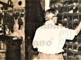 Señor Delfín Mendoza, atendiendo su negocio, Abasto La Reforma, Guarenas década de 1940.