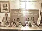 Propietario: Rosa Cosenza / Argenis Talavera. 
Lugar: Biblioteca Escolar "Maestro Félix Eduardo Acuña Ruiz", Escuela Estadal Concentrada "Simón Rodríguez", Guarenas, Edo. Miranda. 
Captura: Década de 1970. 
Comentario: Buenos Lectores del 2do. Grado "B".
Sentados de izquierda a derecha, los alumnos Peralta, Teresita Ripoll (†), Rossana García, Nancy, Icnayana Vera y María.