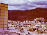 Construcción del Sector 2 de la Urbanización Manuel Martínez Manuel. A la izquierda el Bloque 21, al fondo los bloques 1 al 4. Década 1970.