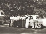 Plaza Bolívar de Guarenas, año 1959, viaje de fin de semana organizado por el Maestro Antonio María Piñate, en un bus de la línea “Amigo del Pueblo”. Estudiantes de izquierda a derecha: Antonio Castillo, Dámaso Acosta, Pablo Muro, Marino Di Gregorio, Pedro González, entre otros. Conductor del bus, de gorra, el Señor Ferro.