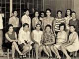 Celebrando a los maestros. Escuela Estadal Simón Rodríguez de Guarenas, año 1972. De izquierda a derecha y de pie: Pablo Muro, Carmen González, Josefa Armas, Aris Orta de González, Rita de Leal, Olga Carniel de Hernández, Imeria Núñez de Saer, Haydee Graffe, Iraida Piñate y Alicia Berroterán de Jaspe. De izquierda a derecha y sentadas: Elisa Silva de Rodríguez, Gladys Rodríguez, María Eugenia Belandria, Carmen de Linares, Janet García de Carelli y Gladys Hernández de Rodríguez.