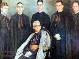 Al centro, el Arzobispo de Caracas, Lucas Guillermo Castillo Hernández. A la derecha, el presbítero Luis Delfín García. Fotografía del año 1946, restaurada y coloreada digitalmente por Campanario Urbano.
