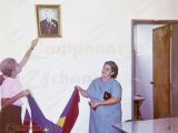 Inauguración de la Biblioteca Escolar Félix Eduardo Acuña, Escuela Estadal Simón Rodríguez, sector El Parque de Guarenas, década 1970. En la fotografía, Aida Acuña de Castillo develando el cuadro de su padre, Maestro Félix Eduardo Acuña.