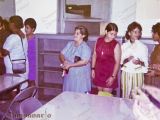 Inauguración de la Biblioteca Escolar Félix Eduardo Acuña, Escuela Estadal Simón Rodríguez, sector El Parque de Guarenas, década 1970. En la fotografía, Aida Acuña de Castillo, hija del Maestro Félix Eduardo Acuña, junto a docentes y estudiantes.