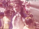 Desfile de alumnos de la Escuela Estadal Simón Rodríguez durante los carnavales de 1970. Calle Ayacucho de Guarenas. Color original.