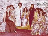 Reina del Carnaval 1971 en su trono y junto a su Corte. Escuela Estadal Simón Rodríguez de Guarenas. Color original.